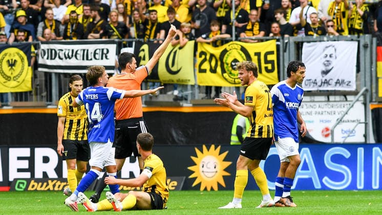 Referee Felix Grund shows Niclas Nadj of SV Meppen (No. 40, on the right) a yellow card for a foul on Danilo Wiebe of Alemannia Aachen (No. 28, lying on the ground); yellow card, warning, 29 August 2026, Aachen, Germany, soccer, 3rd League, TSV Alemannia Aachen vs. SV Meppen, soccer, 3rd League, TSV Alemannia Aachen vs. SV Meppen, DFB and DFL regulations prohibit any use of photographs as image sequences and or quasi-video xmhx