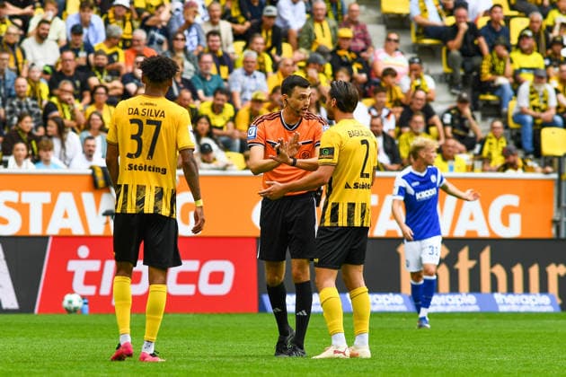 Referee Felix Grund in conversation with Petros Bagkalianis, Alemannia Aachen, 2, Action, Discussion, August 29, 2026, Aachen, Germany, Soccer, 3rd Division, TSV Alemannia Aachen vs. SV Meppen, Soccer, 3rd Division, TSV Alemannia Aachen vs. SV Meppen, DFB and DFL regulations prohibit any use of photographs as image sequences and or quasi-video xmhx