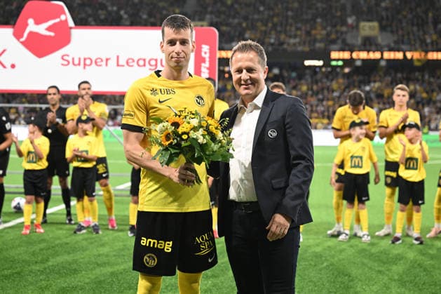 BERN, SWITZERLAND AUGUST 29 Christoph Spycher of Young Boys (right) presents Sandro Lauper of Young Boys (left) with a bouquet of flowers to celebrate his 250th competitive match for Young Boys during the Swiss Super League match between BSC Young Boys and FC Basel 1893 at Wankdorf Stadium on August 29, 2026 in Bern, Switzerland Bern Wankdorf Stadium Bern Switzerland Copyright: xJustPictures.ch ManuelxWinterbergerx jp-en-EuSpIm-MWI_2616