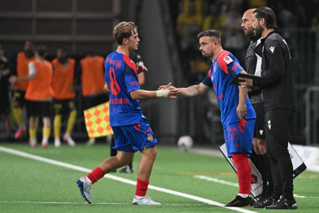BERN, SWITZERLAND - AUGUST 29: Ludwig Malachowski of Basel l) is substituted in the first half for Xherdan Shaqiri of Basel r) during the Swiss Super League match between BSC Young Boys and FC Basel 1893 at Stadion Wankdorf on August 29, 2026 in Bern, Switzerland. Bern Stadion Wankdorf Bern Switzerland *** BERN, SWITZERLAND, AUGUST 29: Ludwig Malachowski of Basel (left) replaces Xherdan Shaqiri of Basel (right) in the first half during the Swiss Super League match between BSC Young Boys and FC Basel 1893 at Wankdorf Stadium on August 29, 2026 in Bern, Switzerland Bern Wankdorf Stadium Bern Switzerland Copyright: xJustPictures.ch ManuelxWinterbergerx jp-en-EuSpIm-MWI_2796