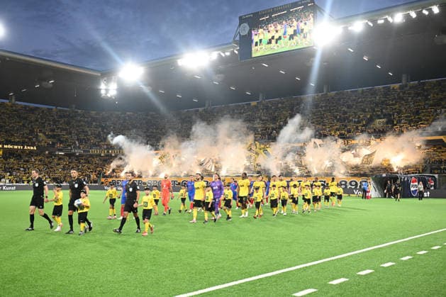 BERN, SWITZERLAND, AUGUST 29 Both teams take the field before the game during the Swiss Super League match between BSC Young Boys and FC Basel 1893 at Wankdorf Stadium on August 29, 2026, in Bern, Switzerland. Bern, Wankdorf Stadium, Bern, Switzerland Copyright: xJustPictures.ch ManuelxWinterbergerx jp-en-EuSpIm-MWI_2557