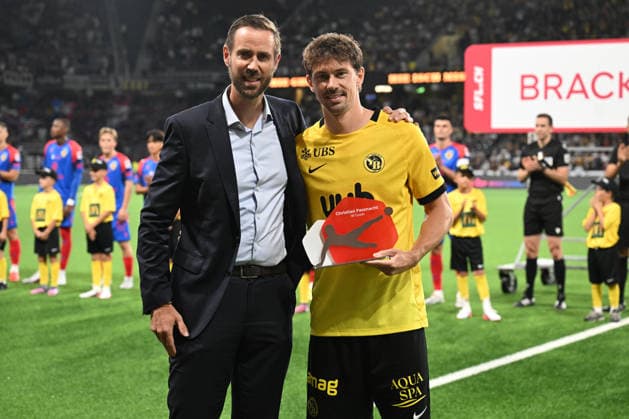 BERN, SWITZERLAND, AUGUST 29—Claudius Schäfer, Chief Executive Officer, The Swiss Super League president presents Christian Fassnacht of Young Boys (right) with the award for the league’s top scorer for the 2025–2026 season during the Swiss Super League match between BSC Young Boys and FC Basel 1893 at Wankdorf Stadium on August 29, 2026 in Bern, Switzerland; Bern, Wankdorf Stadium, Bern, Switzerland Copyright: xJustPictures.ch ManuelxWinterbergerx jp-en-EuSpIm-MWI_2605