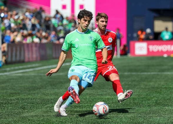 SEATTLE, WA - AUGUST 29: Seattle Sounders FC midfielder Paul Rothrock (14) keeps the ball away from Chicago Fire FC defender Jonathan Dean (24) in the first half during the MLS, Fussball Herren, USA match between Chicago Fire FC and Seattle Sounders FC on August 29, 2026 at Lumen Field in Seattle, Washington. (Photo by Leslie Plaza Johnson Icon Sportswire) SOCCER: AUG 29 MLS Seattle Sounders FC vs Chicago Fire FC EDITORIAL USE ONLY Icon260829005