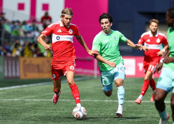 SEATTLE, WA - AUGUST 29: (left to right) Chicago Fire FC midfielder Anton SalÃ tros (6) keeps the ball away from Seattle Sounders FC midfielder Paul Rothrock (14) in the first half during the MLS, Fussball Herren, USA match between Chicago Fire FC and Seattle Sounders FC on August 29, 2026 at Lumen Field in Seattle, Washington. (Photo by Leslie Plaza Johnson Icon Sportswire) SOCCER: AUG 29 MLS Seattle Sounders FC vs Chicago Fire FC EDITORIAL USE ONLY Icon260829009