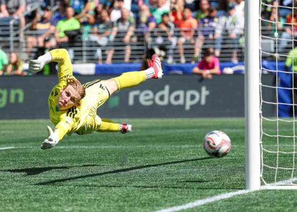 SEATTLE, WA - AUGUST 29: Seattle Sounders FC goalkeeper Andrew Thomas (26) watches as the ball goes into the goal, score by Chicago Fire FC forward Maren Haile-Selassie (7) (not pictured) in the first half during the MLS, Fussball Herren, USA match between Chicago Fire FC and Seattle Sounders FC on August 29, 2026 at Lumen Field in Seattle, Washington. (Photo by Leslie Plaza Johnson Icon Sportswire) SOCCER: AUG 29 MLS Seattle Sounders FC vs Chicago Fire FC EDITORIAL USE ONLY Icon260829011
