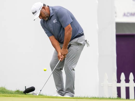 GRAND BLANC, MI - AUGUST 29: Ricardo Gonzalez of Argentina chips the ball onto the 18th green during the second round of the PGA, Golf Herren TOUR Champions The Ally Challenge on August 29, 2026, at Warwick Hills Golf and Country Club in Grand Blanc, Michigan. (Photo by Joseph Weiser Icon Sportswire) GOLF: AUG 29 PGA TOUR Champions The Ally Challenge EDITORIAL USE ONLY Icon260829032