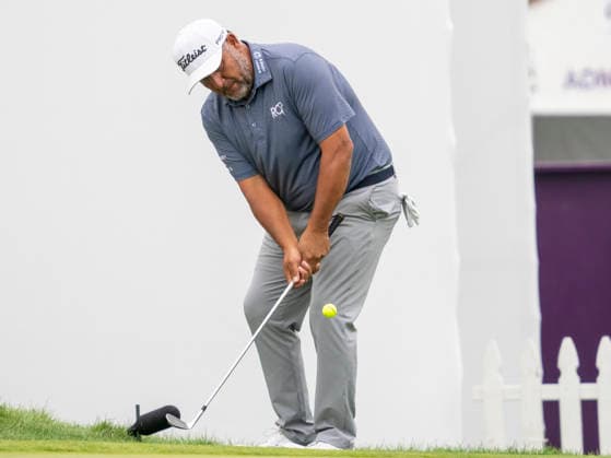 GRAND BLANC, MI - AUGUST 29: Ricardo Gonzalez of Argentina chips the ball onto the 18th green during the second round of the PGA, Golf Herren TOUR Champions The Ally Challenge on August 29, 2026, at Warwick Hills Golf and Country Club in Grand Blanc, Michigan. (Photo by Joseph Weiser Icon Sportswire) GOLF: AUG 29 PGA TOUR Champions The Ally Challenge EDITORIAL USE ONLY Icon260829033