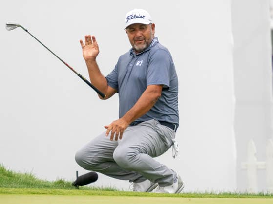 GRAND BLANC, MI - AUGUST 29: Ricardo Gonzalez of Argentina tosses his club after chipping the ball onto the 18th green during the second round of the PGA, Golf Herren TOUR Champions The Ally Challenge on August 29, 2026, at Warwick Hills Golf and Country Club in Grand Blanc, Michigan. (Photo by Joseph Weiser Icon Sportswire) GOLF: AUG 29 PGA TOUR Champions The Ally Challenge EDITORIAL USE ONLY Icon260829034