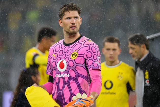 Dortmund, Deutschland: 29.08.2026 - 1. Bundesliga 2026 27 - 1. Spieltag - Borussia Dortmund vs. HSV Im Bild: Torhüter Gregor Kobel (BVB) beim Abschlussjubel nach dem ersten Heimsieg gegen den HSV in der neuen Saison (DFL DFB REGULATIONS PROHIBIT ANY USE OF PHOTOGRAPHS as IMAGE SEQUENCES and or QUASI-VIDEO) *** *** Dortmund, Germany August 29, 2026 1st Bundesliga 2026-27 Matchday 1 Borussia Dortmund vs. HSV Pictured: BVB goalkeeper Gregor Kobel celebrating after the team’s first home win against HSV in the new season DFL DFB REGULATIONS PROHIBIT ANY USE OF PHOTOGRAPHS as IMAGE SEQUENCES and or QUASI-VIDEO *** Copyright: HMBxMedia MadeleinexFantini