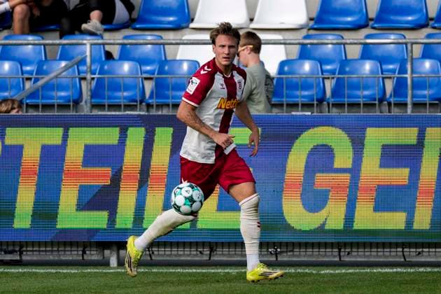 Felix Strauss Strauß, Regensburg, 4, on the ball, cutout, full-body, single image, single photo, action, 08 29 2026, Sinsheim, Germany, soccer, 3rd League, TSG 1899 Hoffenheim II vs. SSV Jahn Regensburg, DFB and DFL regulations prohibit any use of photographs as image sequences and or quasi-video xozx