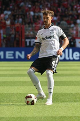 BERLIN, DEUTSCHLAND - AUGUST 29: Robin Koch (Eintracht Frankfurt, 4), controls the ball, during the match in the German Bundesliga: Union Berlin - Eintracht Frankfurt at Stadion An der Alten Foersterei on matchday 32 on August 29, 2026 in Berlin, Deutschland. DFB regulations prohibit any use of photographs as image sequences and or quasi video. Berlin Deutschland Copyright: xO.Frankex