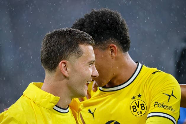 Dortmund, Deutschland: 29.08.2026 - 1. Bundesliga 2026 27 - 1. Spieltag - Borussia Dortmund vs. HSV Im Bild: v.li. Konstantinos Karetsas (BVB) beim Abschlussjubel nach dem ersten Heimsieg gegen den HSV in der neuen Saison (DFL DFB REGULATIONS PROHIBIT ANY USE OF PHOTOGRAPHS as IMAGE SEQUENCES and or QUASI-VIDEO) *** *** Dortmund, Germany, August 29, 2026, Bundesliga 2026-27, Matchday 1: Borussia Dortmund vs. HSV. Pictured from left: Konstantinos Karetsas of BVB celebrating after their first home win against HSV in the new season. DFL and DFB regulations prohibit any use OF PHOTOGRAPHS AS IMAGE SEQUENCES AND OR QUASI-VIDEO *** Copyright: HMBxMedia MadeleinexFantini