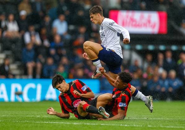 Harrison Armstrong of Everton hurdles James Hill (right) and Antonio Silva of AFC Bournemouth AFC Bournemouth v Everton, Premier League Football, Football, Vitality Stadium, Bournemouth, UK - 29 Aug 2026Bournemouth Vitality Stadium United Kingdom EDITORIAL USE ONLY No use with unauthorised audio, video, data, fixture lists, club league logos or live services. Online in-match use limited to 120 images, no video emulation. No use in betting, games or single club league player publications. Copyright: xMattxImpey Shutterstockx 17119015cw