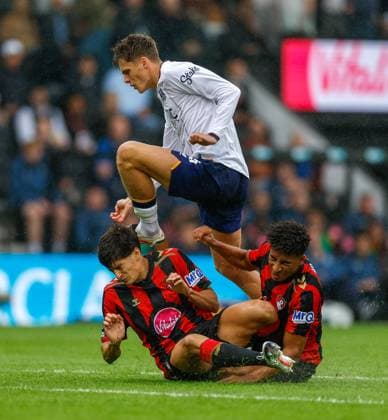 Harrison Armstrong of Everton hurdles James Hill (right) and Antonio Silva of AFC Bournemouth AFC Bournemouth v Everton, Premier League Football, Football, Vitality Stadium, Bournemouth, UK - 29 Aug 2026Bournemouth Vitality Stadium United Kingdom EDITORIAL USE ONLY No use with unauthorised audio, video, data, fixture lists, club league logos or live services. Online in-match use limited to 120 images, no video emulation. No use in betting, games or single club league player publications. Copyright: xMattxImpey Shutterstockx 17119015cx