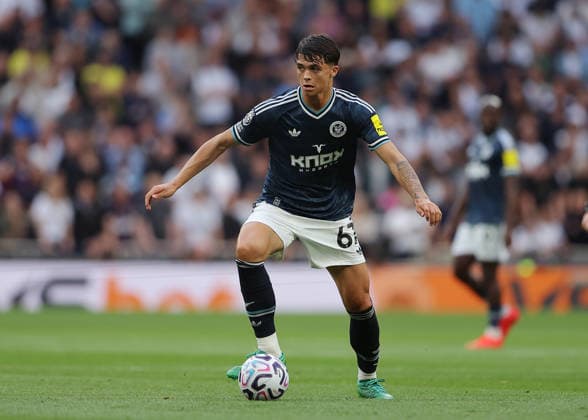 29th August 2026; Tottenham Hotspur Stadium, London, England; Premier League Football, Tottenham Hotspur versus Newcastle United; Lewis Miley of Newcastle United on the ball JohnxPatrickxFletcher