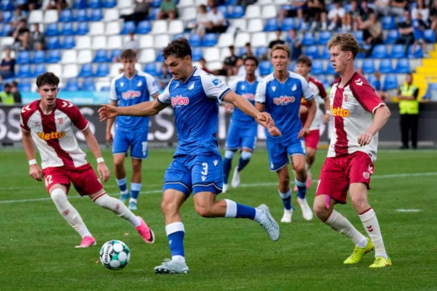 From left: Arian Dizdarevic (Regensburg), 42, Sean Dulic (TSG II), 3, Oscar Schönfelder Regensburg, 7, tackle, game scene, duel, tackle, tackling, dynamic, action, in the penalty area, penalty area scene, August 29, 2026, Sinsheim, Germany, soccer, 3rd League, TSG 1899 Hoffenheim II vs. SSV Jahn Regensburg, DFB and DFL regulations prohibit any use of photographs as image sequences and or quasi-video xozx