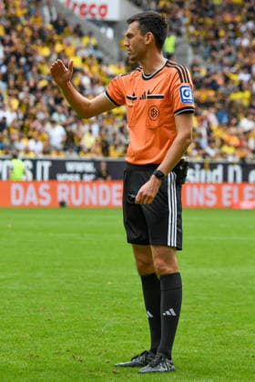 Referee Felix Grund gives instructions, gestures with his arms, 08 29 2026, Aachen, Germany, soccer, 3rd Division, TSV Alemannia Aachen vs. SV Meppen, soccer, 3rd Division, TSV Alemannia Aachen vs. SV Meppen, DFB and DFL regulations prohibit any use of photographs as image sequences and or quasi-video xmhx