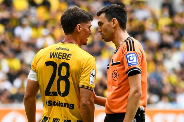 From left: Danilo Wiebe (Alemannia Aachen), 28; Felix Grund (referee in conversation), August 29, 2026, Aachen, Germany; soccer, 3rd Division; TSV Alemannia Aachen vs. SV Meppen; soccer, 3rd Division; TSV Alemannia Aachen vs. SV Meppen, DFB and DFL regulations prohibit any use of photographs as image sequences and or quasi-video xmhx