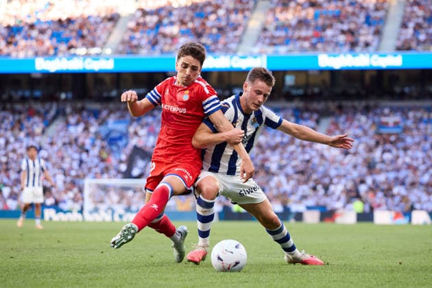 Real Sociedad v RCD Espanyol - LaLiga EA Sports Alex Calatrava of RCD Espanyol competes for the ball with Benat Turrientes of Real Sociedad during the LaLiga EA Sports match between Real Sociedad and RCD Espanyol at Anoeta on August 29, 2026, in San Sebastian, Spain. San Sebastian Anoeta Basque Country Spain RL_RSOvRCDE_LALIGA_2K26_000048 Copyright: xRicardoxLarreinax