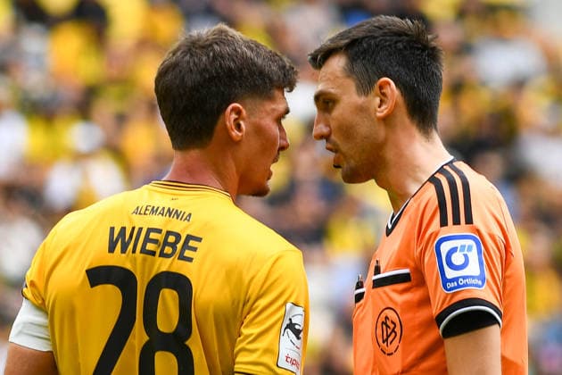 From left: Danilo Wiebe (Alemannia Aachen), 28; Felix Grund (referee in conversation), August 29, 2026, Aachen, Germany; soccer, 3rd Division; TSV Alemannia Aachen vs. SV Meppen; soccer, 3rd Division; TSV Alemannia Aachen vs. SV Meppen, DFB and DFL regulations prohibit any use of photographs as image sequences and or quasi-video xmhx