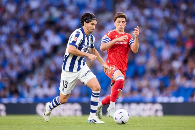 Real Sociedad v RCD Espanyol - LaLiga EA Sports Carlos Soler of Real Sociedad competes for the ball with Gabriel Moscardo of RCD Espanyol during the LaLiga EA Sports match between Real Sociedad and RCD Espanyol at Anoeta on August 29, 2026, in San Sebastian, Spain. San Sebastian Anoeta Basque Country Spain RL_RSOvRCDE_LALIGA_2K26_000089 Copyright: xRicardoxLarreinax