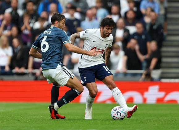 Sandro Tonali of Tottenham Hotspur on the ball under pressure from Nico Gonzalez of Newcastle United Tottenham Hotspur v Newcastle United, Premier League, Football, Tottenham Hotspur Stadium, London, UK, 29 08 2026, England - 29 Aug 2026London Tottenham Hotspur Stadium England United Kingdom EDITORIAL USE ONLY No use with unauthorised audio, video, data, fixture lists, club league logos or live services. Online in-match use limited to 120 images, no video emulation. No use in betting, games or single club league player publications.  Copyright: xHanc WiredxPhotos Shutterstockx 17124807dc