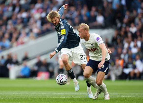Jan Paul van Hecke of Tottenham Hotspur is challenged by Nick Woltemade of Newcastle United Tottenham Hotspur v Newcastle United, Premier League, Football, Tottenham Hotspur Stadium, London, UK, 29 08 2026, England - 29 Aug 2026London Tottenham Hotspur Stadium England United Kingdom EDITORIAL USE ONLY No use with unauthorised audio, video, data, fixture lists, club league logos or live services. Online in-match use limited to 120 images, no video emulation. No use in betting, games or single club league player publications.  Copyright: xHanc WiredxPhotos Shutterstockx 17124807dy