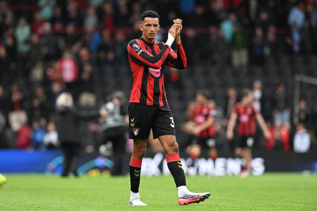 Bournemouth v Everton, Premier League Alvaro Rodriguez (30) of AFC Bournemouth applauds the fans at full time during the Premier League match between Bournemouth and Everton at the Vitality Stadium, Bournemouth, UK on 29 August 2026. Bournemouth Vitality Stadium Dorset UK Editorial use only DataCo restrictions apply See www.football-dataco.com , Copyright: xGrahamxHuntx PSI-24762-0290