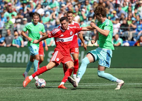 SEATTLE, WA - AUGUST 29: Chicago Fire FC forward Robert Lewandowski (9) keeps the ball away from Seattle Sounders FC defender Stuart Hawkins (39) in the first half during the MLS, Fussball Herren, USA match between Chicago Fire FC and Seattle Sounders FC on August 29, 2026 at Lumen Field in Seattle, Washington. (Photo by Leslie Plaza Johnson Icon Sportswire) SOCCER: AUG 29 MLS Seattle Sounders FC vs Chicago Fire FC EDITORIAL USE ONLY Icon260829012