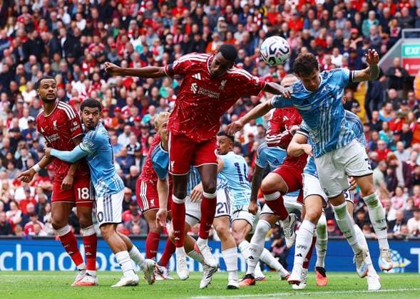Alexander Isak of Liverpool and Neco Williams of Nottingham Forest Liverpool v Nottingham Forest, Premier League Football, Football, Anfield, Liverpool, UK - 29 Aug 2026Liverpool Anfield United Kingdom EDITORIAL USE ONLY No use with unauthorised audio, video, data, fixture lists, club league logos or live services. Online in-match use limited to 120 images, no video emulation. No use in betting, games or single club league player publications. Copyright: xMattxWest Shutterstockx 17118964be
