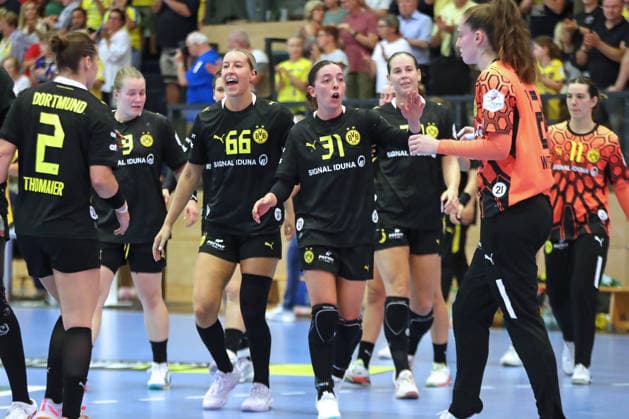 Handball, Alsco HBF1: HC Leipzig vs. Borussia Dortmund, August 29, 2026. Celebrating the victory: Dana Bleckmann (66), Borussia Dortmund; Kelly Vollebregt (31), Borussia Dortmund; and the Alsco team. Women’s Handball Bundesliga (HBF1), 2026–2027 season, Matchday 1: HC Leipzig vs. Borussia Dortmund on August 29, 2026, at the Markranstädt Sports Center Copyright: xBEAUTIFULxSPORTS JanxKaeferx