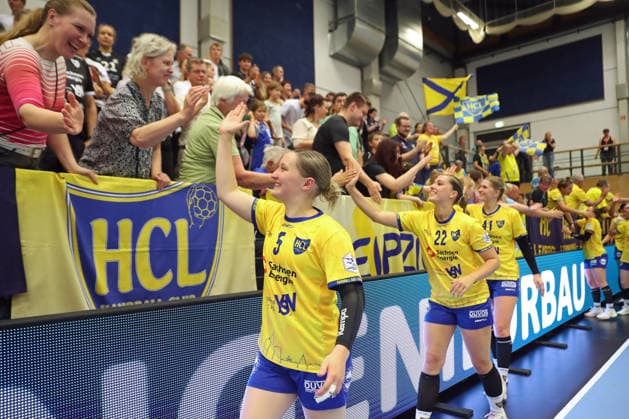 Handball, Alsco HBF1: HC Leipzig vs. Borussia Dortmund, August 29, 2026. Kim Angelina Lang (5), HC Leipzig, high-fives the fans; behind her is Lilly Glimm (22), HC Leipzig. Alsco Women’s Handball Bundesliga (HBF1), 2026–2027 season, Matchday 1: HC Leipzig vs. Borussia Dortmund on August 29, 2026, at the Markranstädt Sports Center Copyright: xBEAUTIFULxSPORTS JanxKaeferx