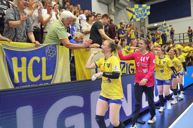 Handball, Alsco HBF1 HC Leipzig vs. Borussia Dortmund, August 29, 2026. Led by captain Pauline Uhlmann (2), HC Leipzig, the HCL team high-fives the crowd. Next are goalkeeper Janine Fleischer 44, HC Leipzig, Kim Angelina Lang 5, HC Leipzig, and Lilly Glimm 22, HC Leipzig. Alsco Women’s Handball Bundesliga HBF1, 2026–2027 season, Matchday 1: HC Leipzig vs. Borussia Dortmund on August 29, 2026, at the Markranstädt Sports Center Copyright: xBEAUTIFULxSPORTS JanxKaeferx