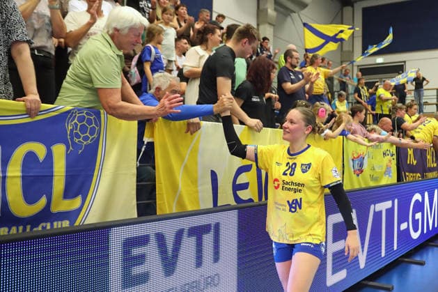 Handball, Alsco HBF1: HC Leipzig vs. Borussia Dortmund, August 29, 2026. Lara Tauchmann, 28, of HC Leipzig high-fives the fans. Alsco Women s Handball Bundesliga (HBF1), 2026–2027 season, Matchday 1: HC Leipzig vs. Borussia Dortmund on August 29, 2026, at the Markranstädt Sports Center Copyright: xBEAUTIFULxSPORTS JanxKaeferx