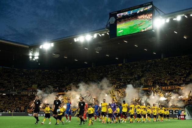 BERN, BERN - AUGUST 29: Supporters of BSC Young Boys light pyrotechnics as the players enter the pitch before the Brack Super League match between BSC Young Boys and FC Basel 1893 at Stadion Wankdorf on August 29, 2026 in Bern, Bern, Switzerland. Copyright: xLivioxBaeriswylx xSPPx Sportspressphoto_SPR219260
