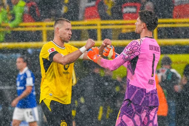 Waldemar Anton (Borussia Dortmund, 3), Gregor Kobel (Borussia Dortmund, 1) klatschen nach Abpfiff ab, Deutschland: Fussball, Bundesliga, Saison 2026 27, 1. Spieltag, 29.08.2026, Borussia Dortmund vs Hamburger SV, Signal-Iduna-Park (Dortmund, Nordrhein-Westfalen) *** Waldemar Anton (Borussia Dortmund), 3, and Gregor Kobel (Borussia Dortmund), 1, high-five after the final whistle, German Soccer, Bundesliga, 2026–27 Season, Matchday 1, August 29, 2026, Borussia Dortmund vs. Hamburger SV, Signal Iduna Park, Dortmund, North Rhine-Westphalia Copyright: xLeonxFrickx