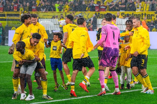 Borussia Dortmund jubelt nach Abpfiff vor den eigenen Fans, Deutschland: Fussball, Bundesliga, Saison 2026 27, 1. Spieltag, 29.08.2026, Borussia Dortmund vs Hamburger SV, Signal-Iduna-Park (Dortmund, Nordrhein-Westfalen) *** Borussia Dortmund celebrates in front of its home fans after the final whistle, German Soccer, Bundesliga, 2026–27 Season, Matchday 1, August 29, 2026, Borussia Dortmund vs. Hamburger SV, Signal Iduna Park, Dortmund, North Rhine-Westphalia Copyright: xLeonxFrickx
