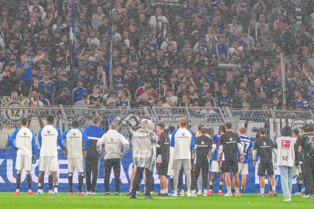 Hamburger SV steht nach Abpfiff enttäuscht vor den eigenen Fans, Deutschland: Fussball, Bundesliga, Saison 2026 27, 1. Spieltag, 29.08.2026, Borussia Dortmund vs Hamburger SV, Signal-Iduna-Park (Dortmund, Nordrhein-Westfalen) *** Hamburger SV stands before its own fans, disappointed, after the final whistle; German Soccer, Bundesliga, 2026–27 Season, Matchday 1, August 29, 2026, Borussia Dortmund vs. Hamburger SV, Signal Iduna Park, Dortmund, North Rhine-Westphalia Copyright: xLeonxFrickx