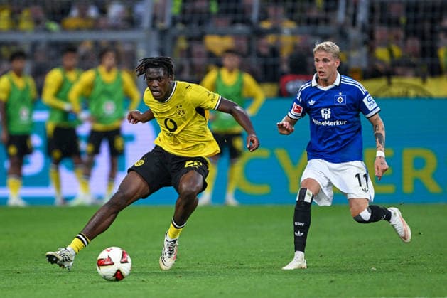 1. Bundesliga 26 27 - Borussia Dortmund - Hamburger SV am 29.08.2026 an der Bremer Brücke in Osnabrück Joane Gadou (Dortmund) im Zweikampf gegen Albert Gronbak (Hamburg) *** 1 Bundesliga 26 27 Borussia Dortmund vs. Hamburger SV on August 29, 2026, at the Bremer Brücke in Osnabrück; Joane Gadou (Dortmund) in a tackle against Albert Gronbak (Hamburg) MT