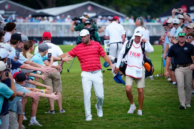 August 29, 2026, Atlanta, Georgia, USA: Scottie Scheffler (USA) high-fives young fans on his way to the 4th tee, during the third round at East Lake Golf Club. PGA, Golf Herren Tour TOUR Championship  - ZUMAd212 20260829_zsp_d212_021 Copyright: xRichardxDolex