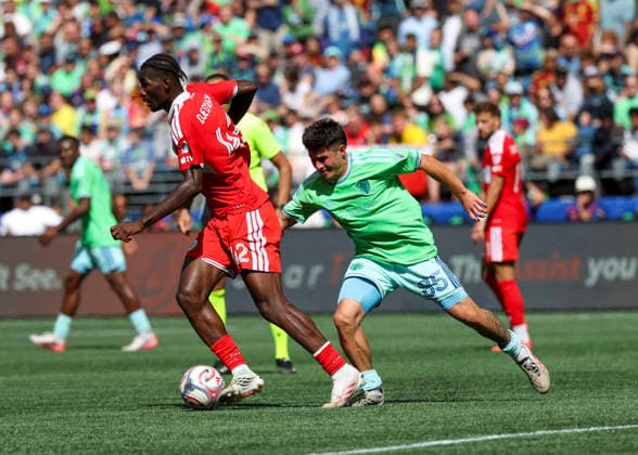 SEATTLE, WA - AUGUST 29: (left to right) Chicago Fire FC midfielder Dje D™avilla (42) keeps the ball away from Seattle Sounders FC defender Kalani Kossa-Rienzi (85) in the second half during the MLS, Fussball Herren, USA match between Chicago Fire FC and Seattle Sounders FC on August 29, 2026 at Lumen Field in Seattle, Washington. (Photo by Leslie Plaza Johnson Icon Sportswire) SOCCER: AUG 29 MLS Seattle Sounders FC vs Chicago Fire FC EDITORIAL USE ONLY Icon260829019