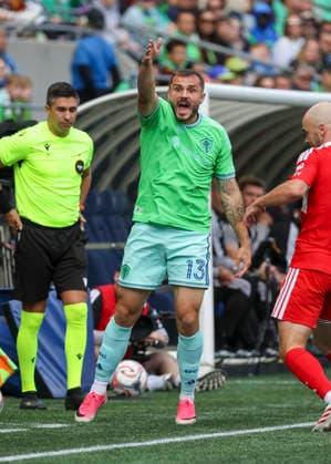 SEATTLE, WA - AUGUST 29: Seattle Sounders FC forward Jordan Morris (13) gestures in anger about a line judge call in the second half during the MLS, Fussball Herren, USA match between Chicago Fire FC and Seattle Sounders FC on August 29, 2026 at Lumen Field in Seattle, Washington. (Photo by Leslie Plaza Johnson Icon Sportswire) SOCCER: AUG 29 MLS Seattle Sounders FC vs Chicago Fire FC EDITORIAL USE ONLY Icon260829023