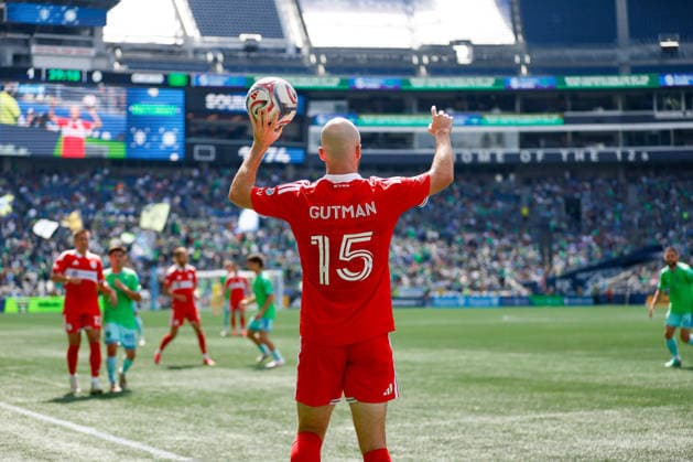 SEATTLE, WA - AUGUST 29: Defender Andrew Gutman 15 of the Chicago Fire holds the ball during a game between the Chicago Fire and Seattle Sounders on August 29, 2026 at Lumen Field in Seattle, Washington. (Photo by Henry Rodenburg Icon Sportswire) SOCCER: AUG 29 MLS, Fussball Herren, USA Seattle Sounders FC vs Chicago Fire FC EDITORIAL USE ONLY Icon26082906