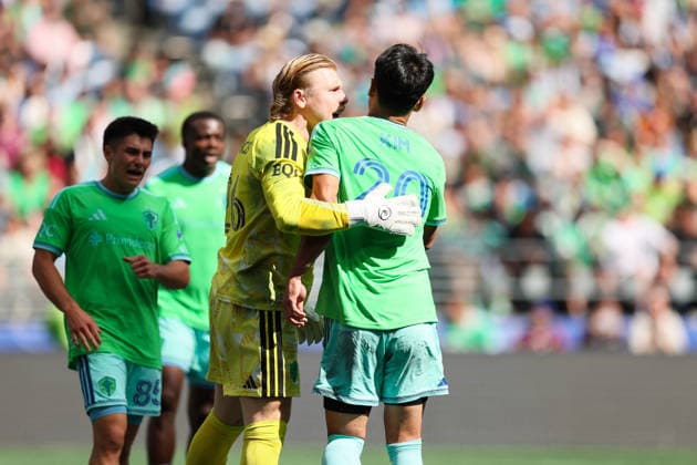 SEATTLE, WA - AUGUST 29: Goalkeeper Andrew Thomas 26 of the Seattle Sounders reacts after a block by teammate defender Kim Kee-Hee 20 during a game between the Chicago Fire and Seattle Sounders on August 29, 2026 at Lumen Field in Seattle, Washington. (Photo by Henry Rodenburg Icon Sportswire) SOCCER: AUG 29 MLS, Fussball Herren, USA Seattle Sounders FC vs Chicago Fire FC EDITORIAL USE ONLY Icon26082908
