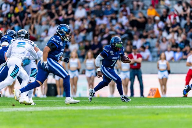 Glen Toonga (Nordic Storm, 7) carries the ball as Christoph Nitzlnader (Munich Ravens, 2) defends. 29.08.2026, Innsbruck, European Football Alliance, Championship Game, Munich Ravens - Nordic Storm. Innsbruck Tivoli Stadium Austria Copyright: xPFA RicoxDoninellix