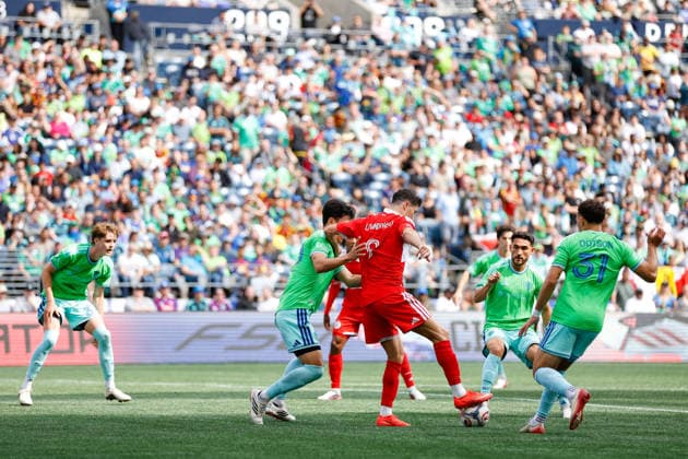 SEATTLE, WA - AUGUST 29: Forward Robert Lewandowski 9 of the Chicago Fire defends the ball during a game between the Chicago Fire and Seattle Sounders on August 29, 2026 at Lumen Field in Seattle, Washington. (Photo by Henry Rodenburg Icon Sportswire) SOCCER: AUG 29 MLS, Fussball Herren, USA Seattle Sounders FC vs Chicago Fire FC EDITORIAL USE ONLY Icon26082911