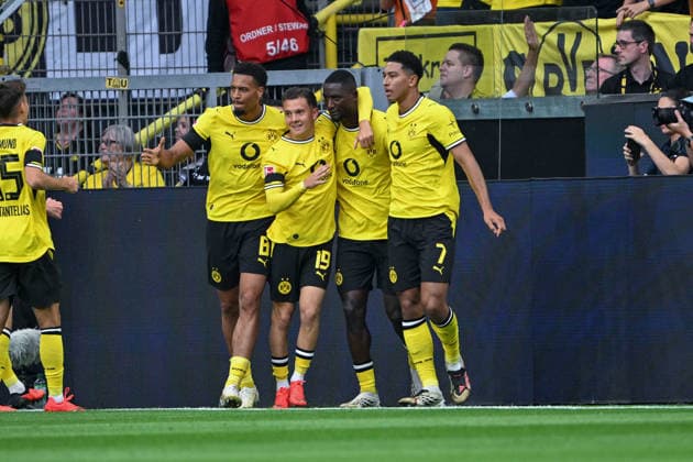 1. Bundesliga 26 27 - Borussia Dortmund - Hamburger SV am 29.08.2026 an der Bremer Brücke in Osnabrück Jubel, Torjubel, Torschuetze, Torschütze Serhou Guirassy (Dortmund) jubelt nach seinem Tor zum 1:0 mit Konstantinos Karetsas (Dortmund) *** 1 Bundesliga 26 27 Borussia Dortmund vs. Hamburger SV on August 29, 2026, at the Bremer Brücke in Osnabrück Cheers, goal celebrations, goal scorers, goal scorer Serhou Guirassy Dortmund celebrates after his goal to make it 1-0 with Konstantinos Karetsas Dortmund MT