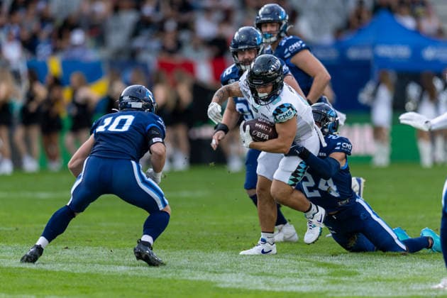 Mitch Fettig (Nordic Storm, 24) tackles Justus Seelig (Munich Ravens, 5) as Luke Glenna (Nordic Storm, 10) defends. 29.08.2026, Innsbruck, European Football Alliance, Championship Game, Munich Ravens - Nordic Storm. Innsbruck Tivoli Stadium Austria Copyright: xPFA RicoxDoninellix