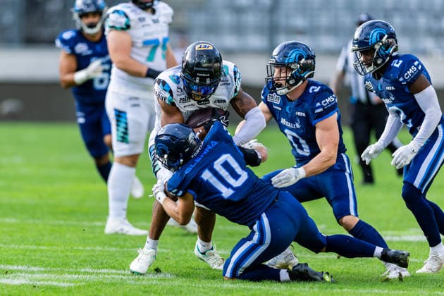 Luke Glenna (Nordic Storm, 10) tackles Malik Stanley (Munich Ravens, 3) during a rushing play. Alvin Gustafsson (Nordic Storm, 17) assists. 29.08.2026, Innsbruck, European Football Alliance, Championship Game, Munich Ravens - Nordic Storm. Innsbruck Tivoli Stadium Austria Copyright: xPFA RicoxDoninellix