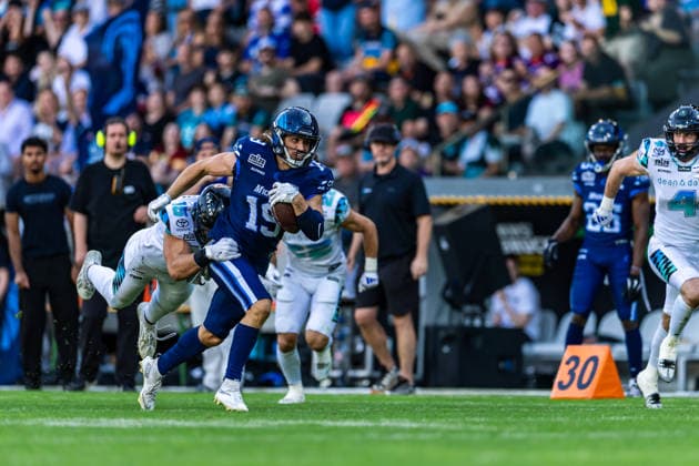 Brendan Beaulieu (Nordic Storm, 19) carries the ball as Bijon Harris (Munich Ravens, 21) attempts a tackle. 29.08.2026, Innsbruck, European Football Alliance, Championship Game, Munich Ravens - Nordic Storm. Innsbruck Tivoli Stadium Austria Copyright: xPFA RicoxDoninellix